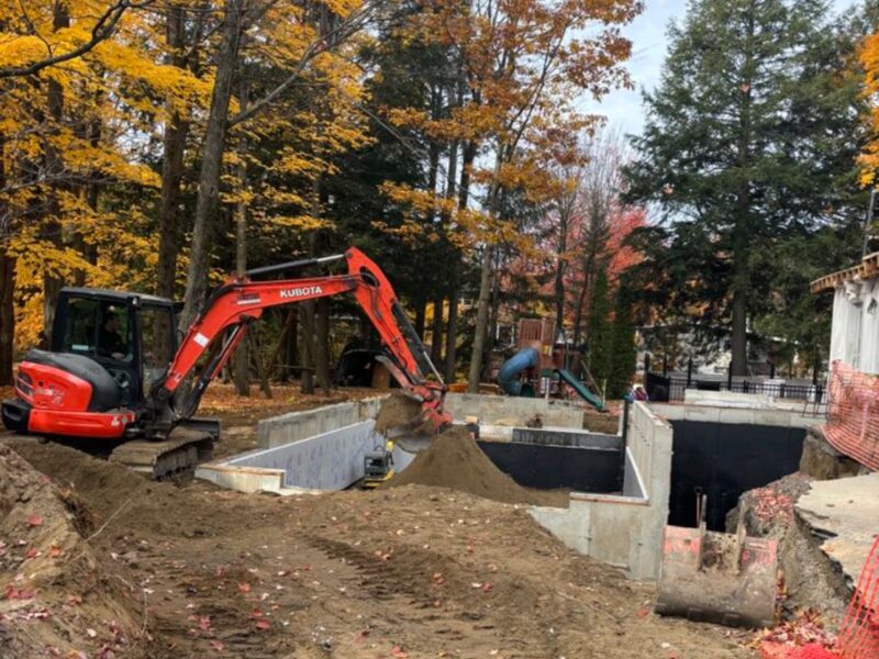 Excavation pour fondation avec excavatrice Kubota en automne