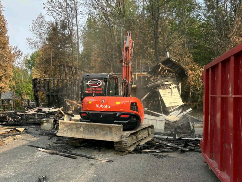 Démolition de bâtiment avec excavatrice Kubota Lafrance