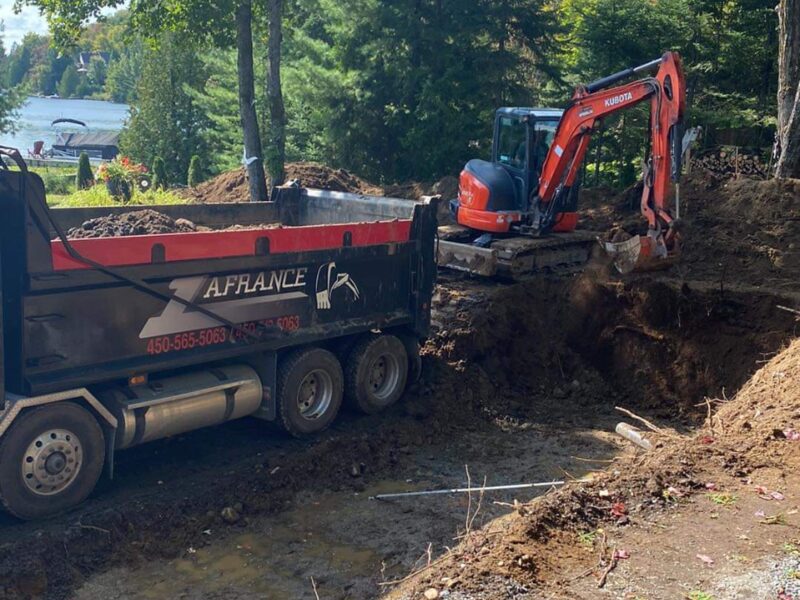 Excavation résidentielle avec camion et excavatrice Lafrance