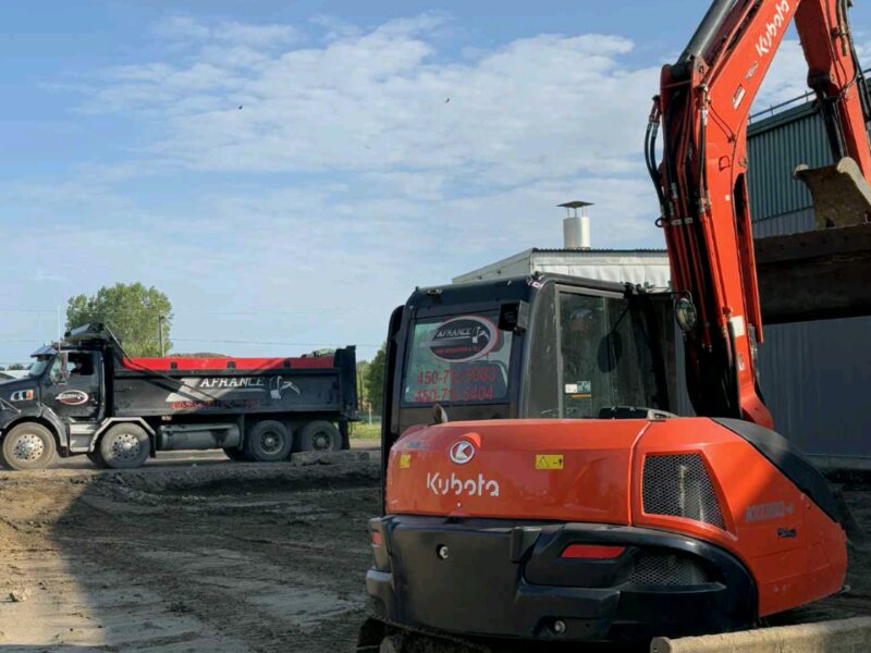 Équipement Kubota et camion Lafrance sur chantier