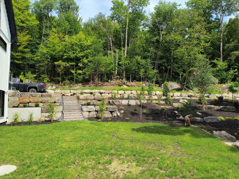 Mur de roches multi-niveaux avec escalier en pierre naturelle