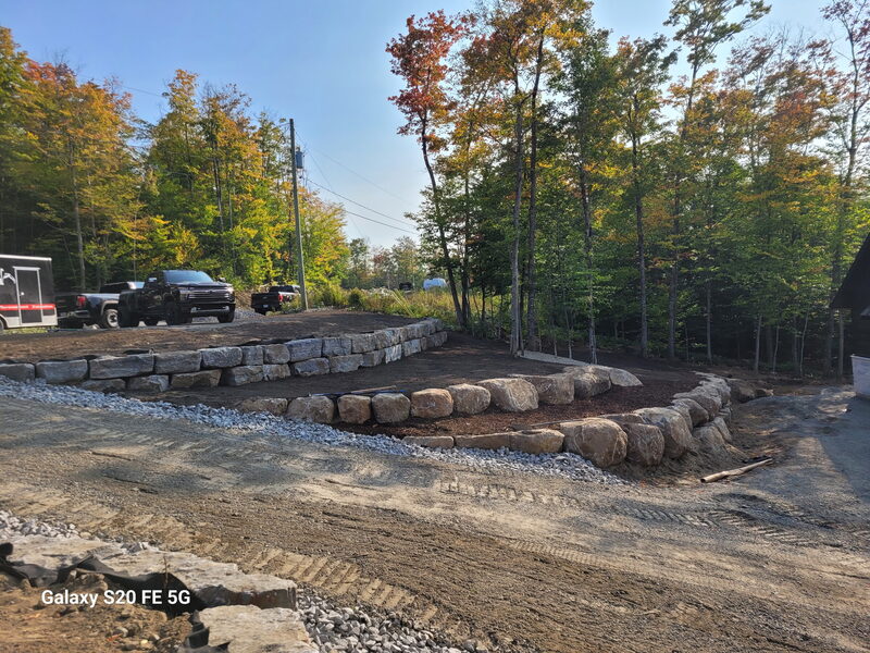 Aménagement en pierre naturelle avec stationnement en gravier