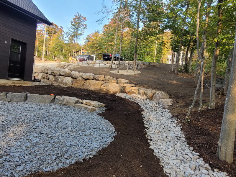 Aménagement en pierre naturelle - sentier et muret décoratif