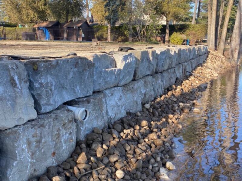 Mur de roches en bordure de cours d'eau