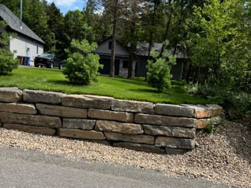 Mur de roches terminé avec aménagement paysager